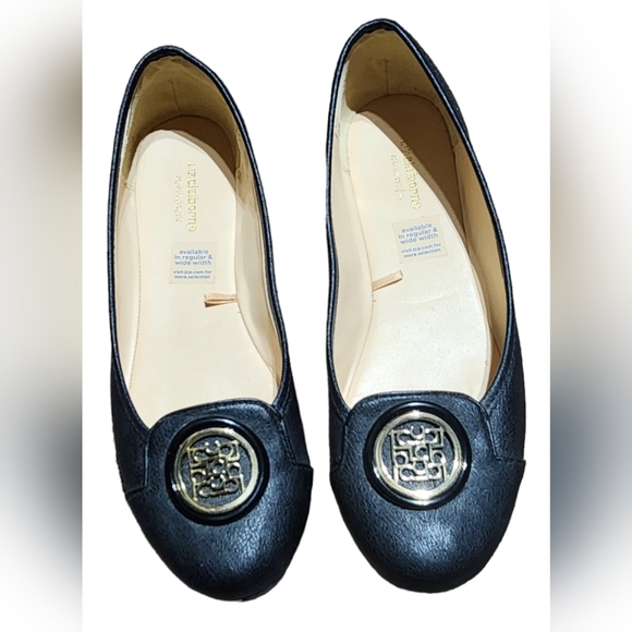 ๐ Liz Claiborne Black Faux Leather Flats with Gold Tone Metal Logo Medallion 8 - Picture 6 of 6